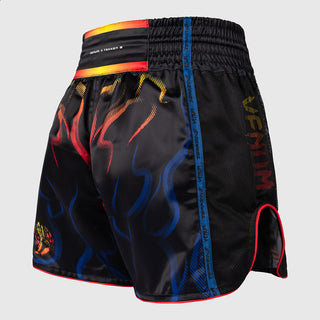 Pantalones cortos kick-tailandés Venum Tekken 8 Yoshimitsu Negro-naranja 