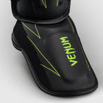 Espinilleras Venum Amazonia Reborn Negro-verde-Combat Arena