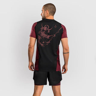 T-shirt Venum Assassin's Creed Shadows Dry Tech Rosso-nero-Combat Arena
