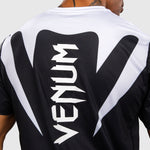 Camiseta Venum Attack 90 Dry Tech Negro-blanco-Combat Arena