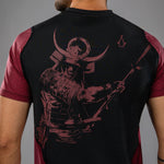 Camiseta Venum Assassin's Creed Shadows Dry Tech Rojo-negro 
